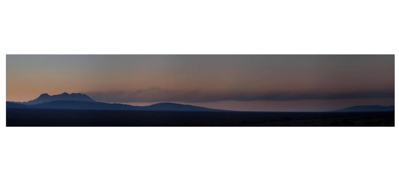 Panoramska fotografija 15 × 30 cm s pogledom na gorovje od levega do desnega roba
