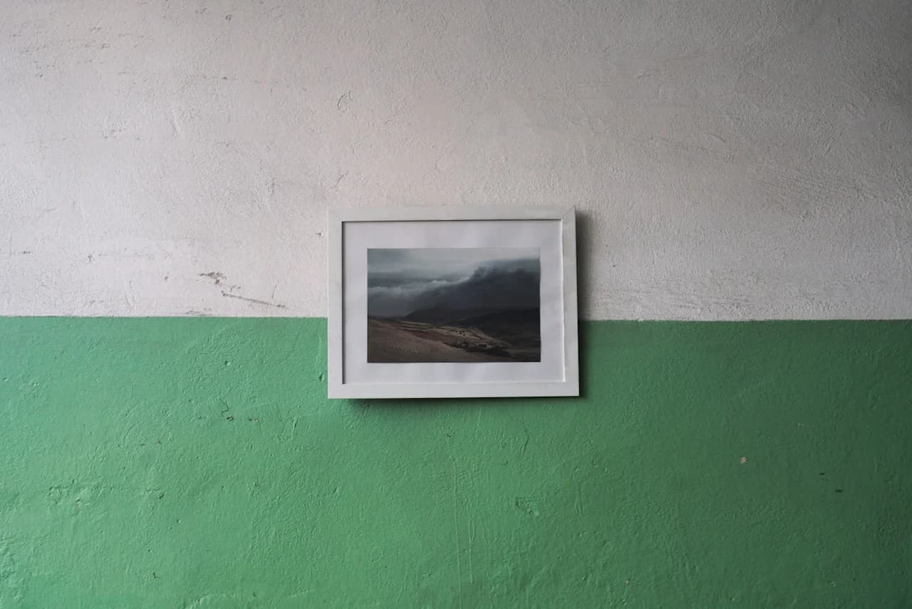 Panoramska fotografija 15 × 30 cm s pogledom na gorsko verigo v ozkem okvirju