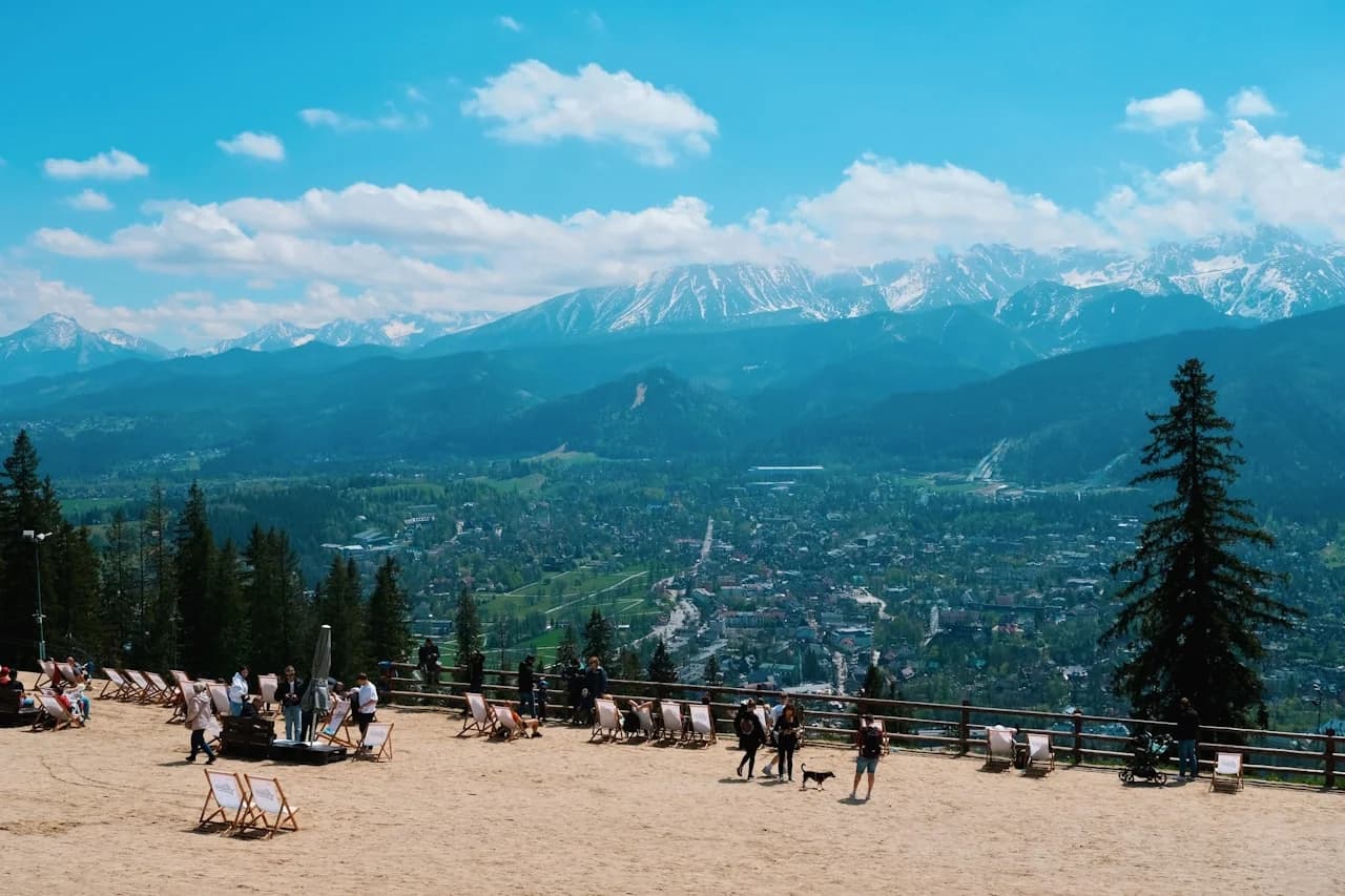 Panoramska skupinska fotografija 15 × 30 cm družine pred hišo