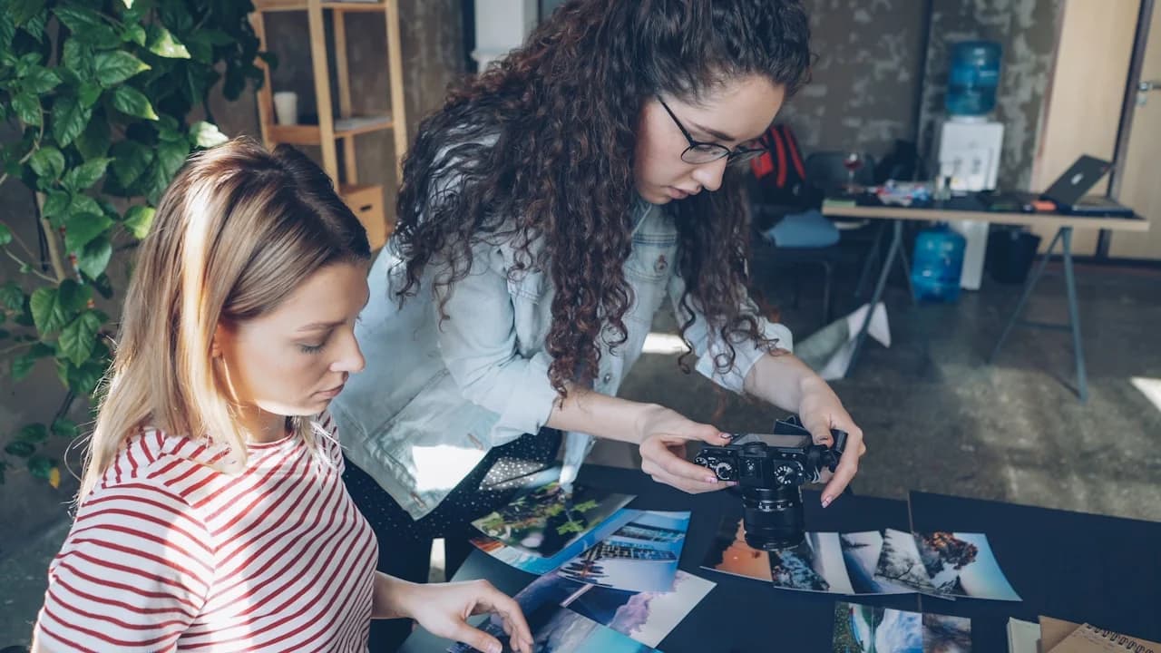 Tiskane fotografije v rokah — Foto delavnica Ljubljana