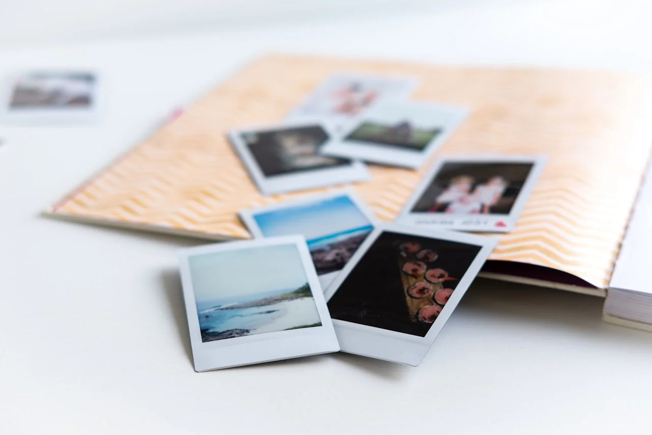 Družinski fotoalbum s fotografijami formata 10 × 15
