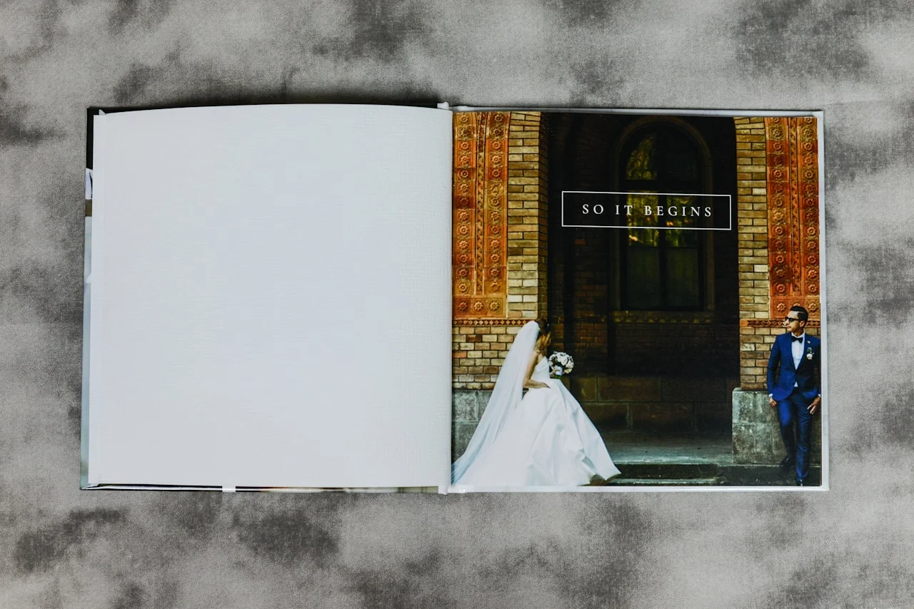 Odprt poročni album z natisnjenimi fotografijami 13 × 18