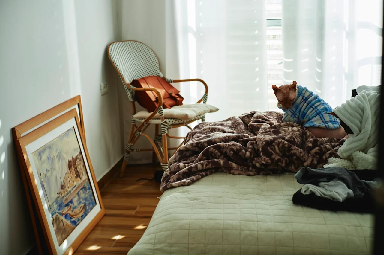 Stranka odpira paket z natisnjenimi fotografijami 13 × 18 cm