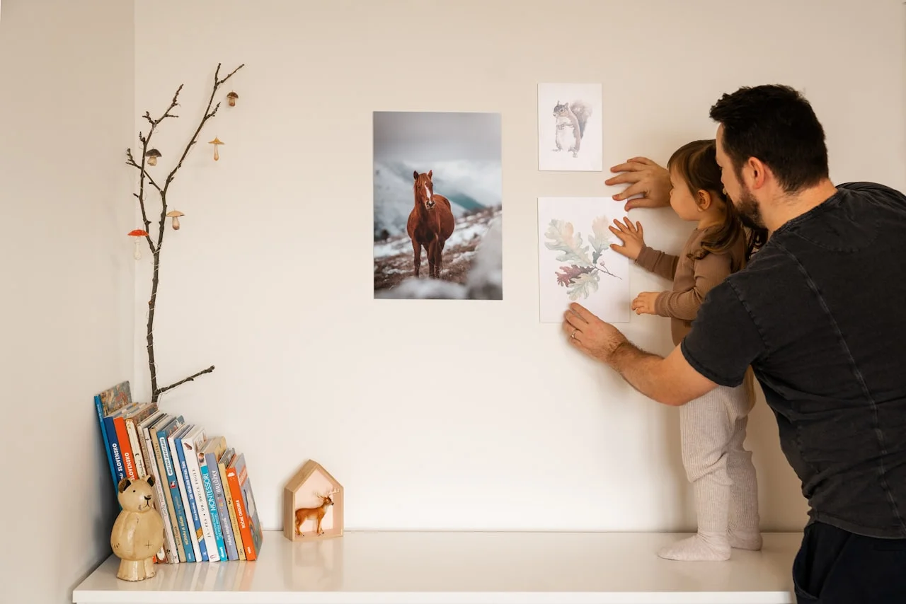 Odprt spominski album z večjimi fotografijami 18 × 24