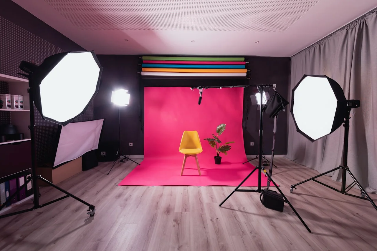 Profesionalne portfeljne fotografije 18 × 24 razporejene na mizi