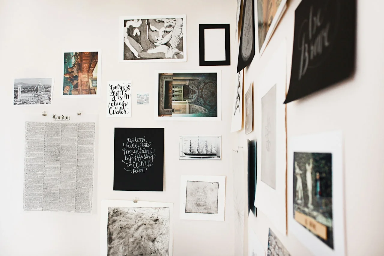 Galerijska stena s tiskanimi fotografijami v hodniku