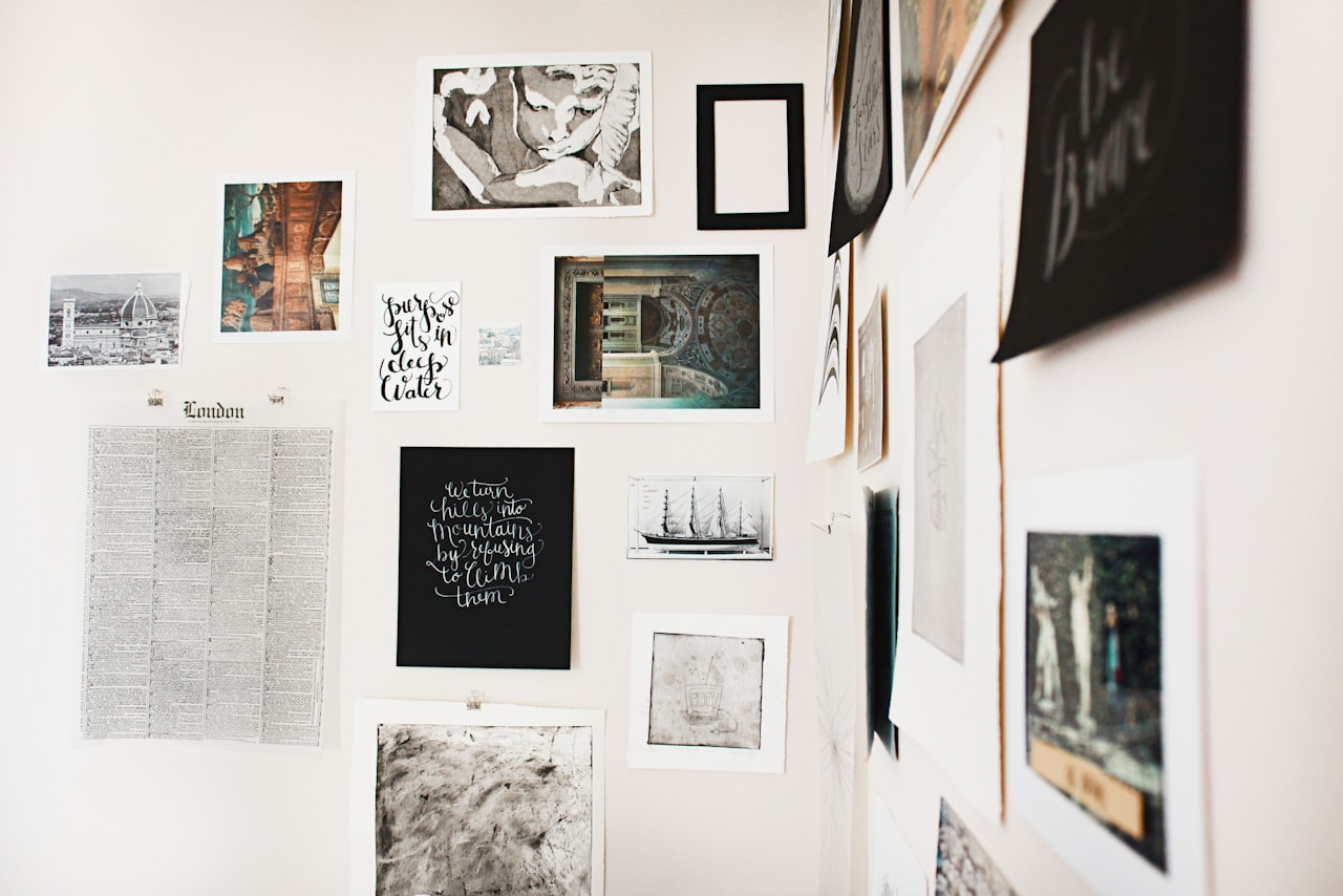 Galerijska stena s tiskanimi fotografijami v hodniku