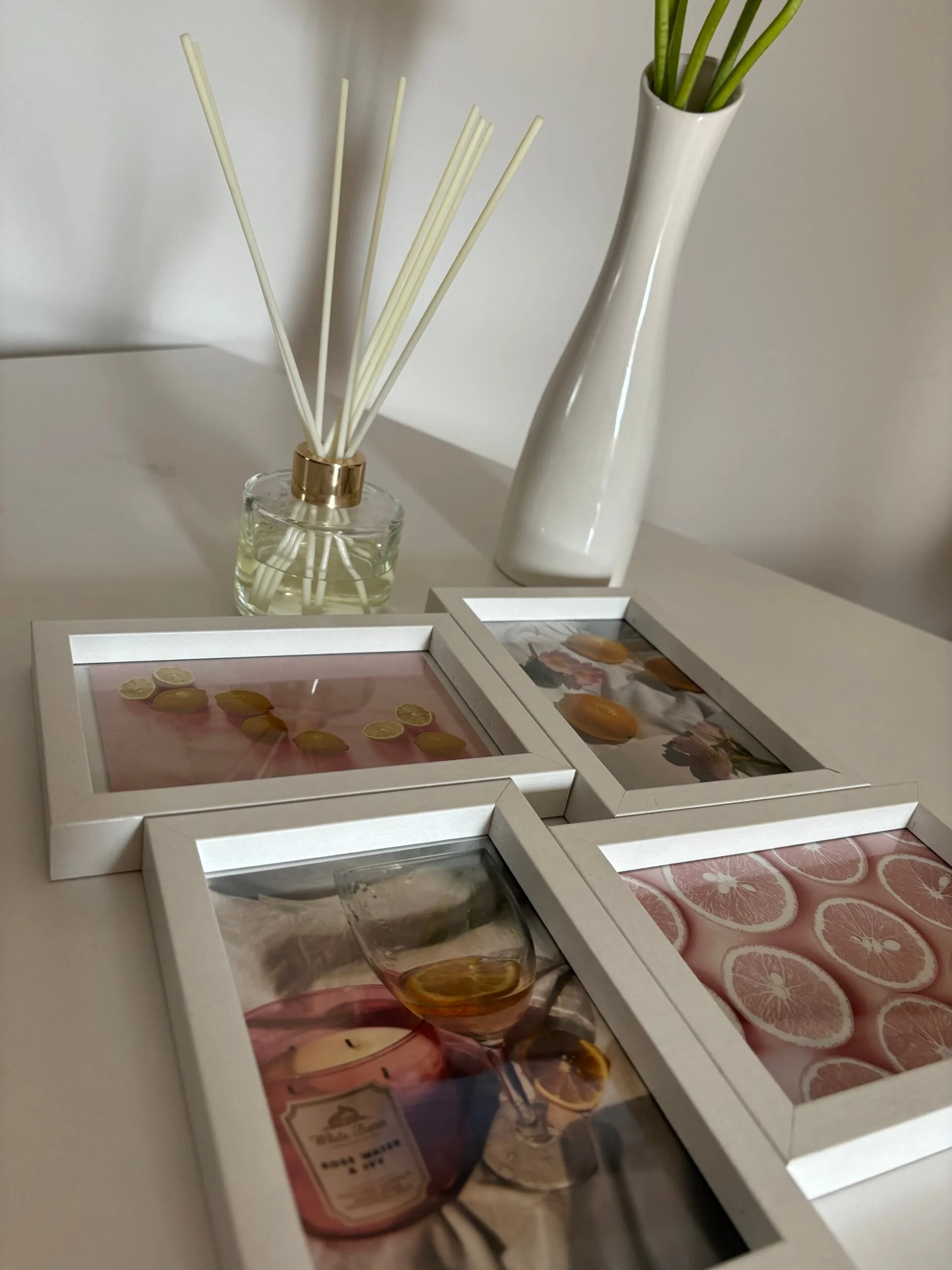 Različni formati tiskanih poročnih fotografij na delovni mizi