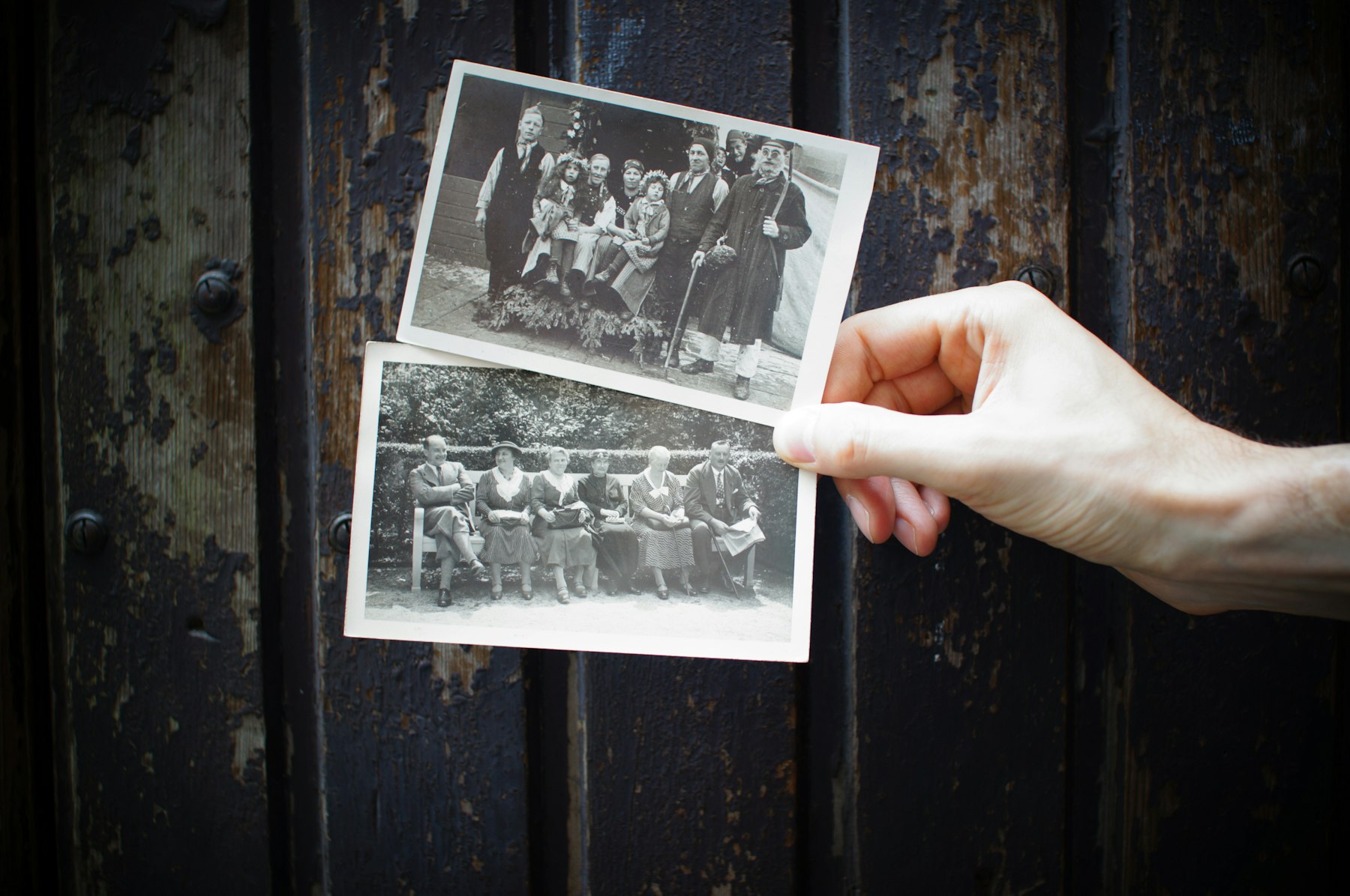 Družinski fotografski atelje z natisnjenimi fotografijami in fotografsko opremo