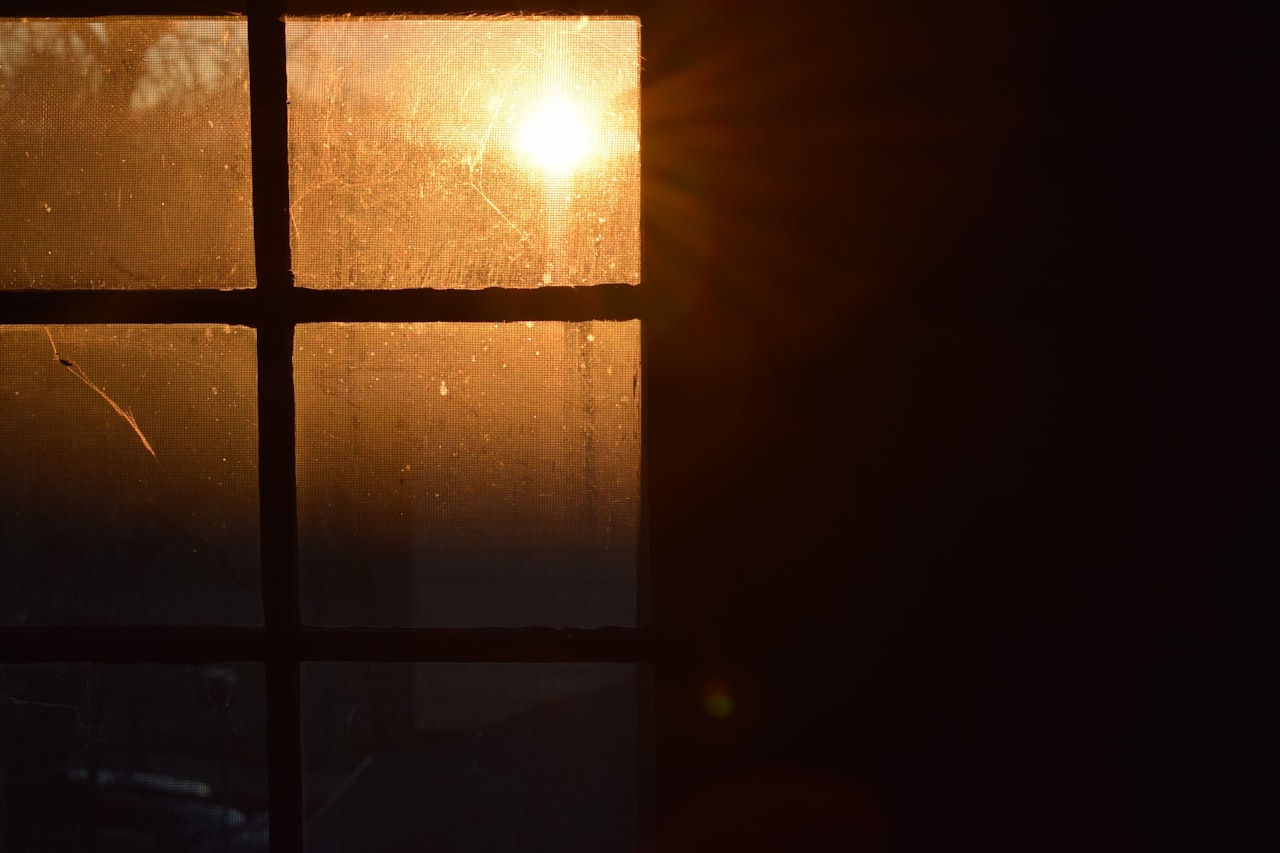 Sonce, ki sije skozi okno na razstavljene fotografije