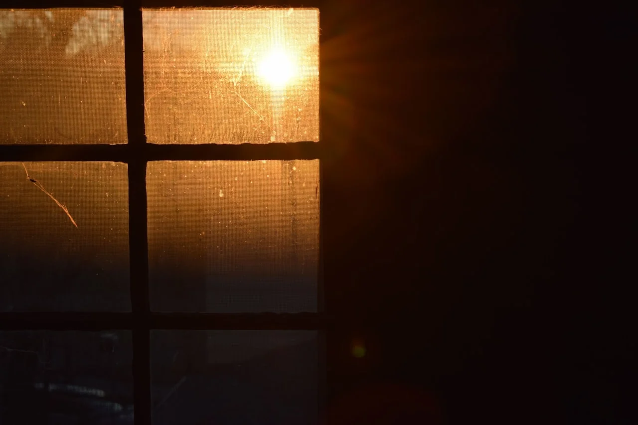 Sonce, ki sije skozi okno na razstavljene fotografije
