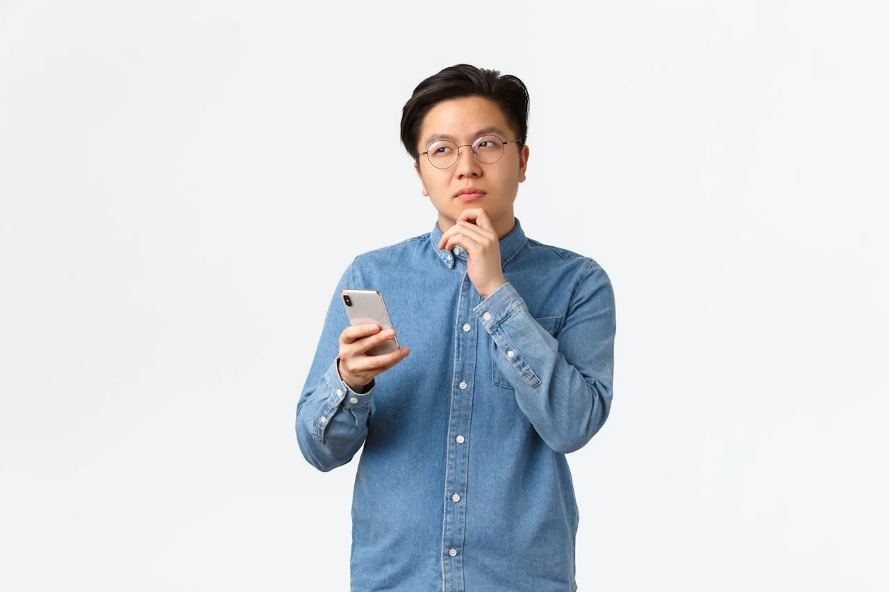 Pametni telefon z odprto galerijo fotografij