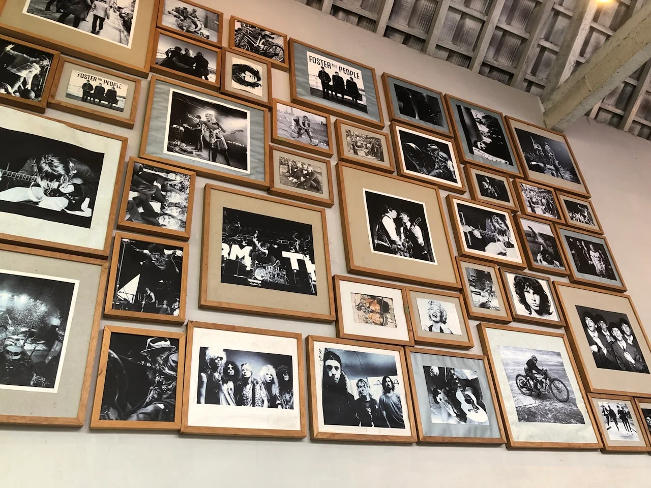 Galerijska stena z več uokvirjenimi fotografijami
