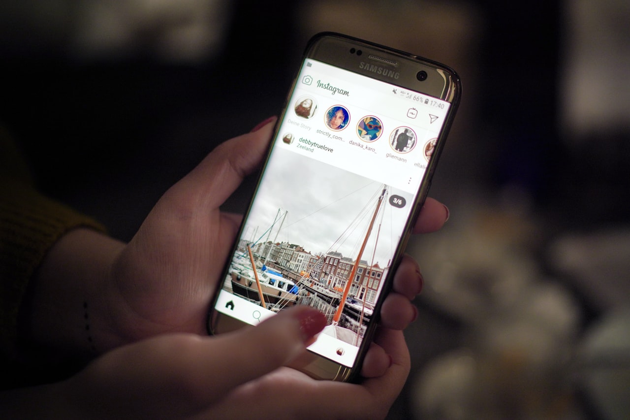 Telefon, ki prikazuje meni za skupno rabo fotografij