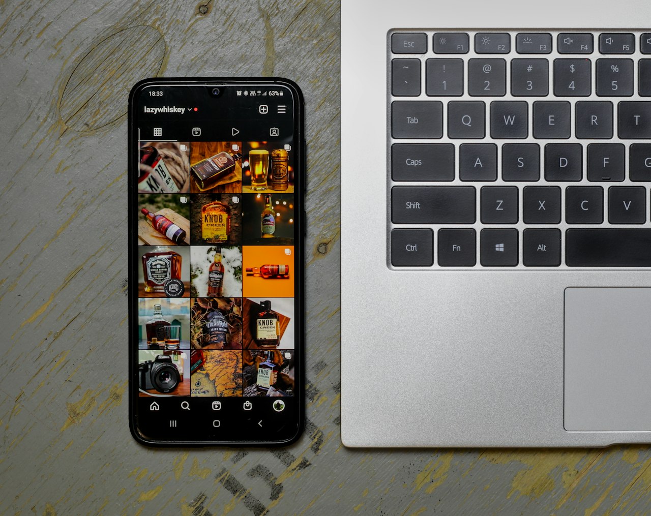 Telefon, ki prikazuje seznam fotografij pripravljenih za nalaganje