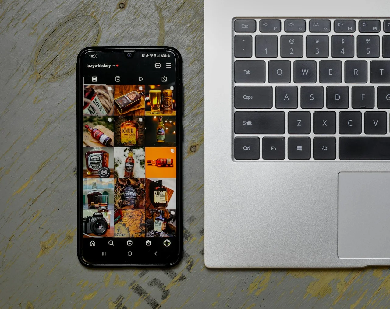 Telefon, ki prikazuje seznam fotografij pripravljenih za nalaganje