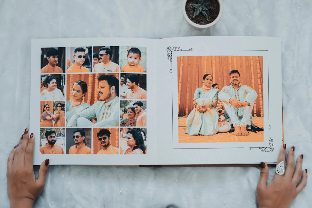 Roke vstavljajo natisnjene fotografije v klasičen družinski fotoalbum