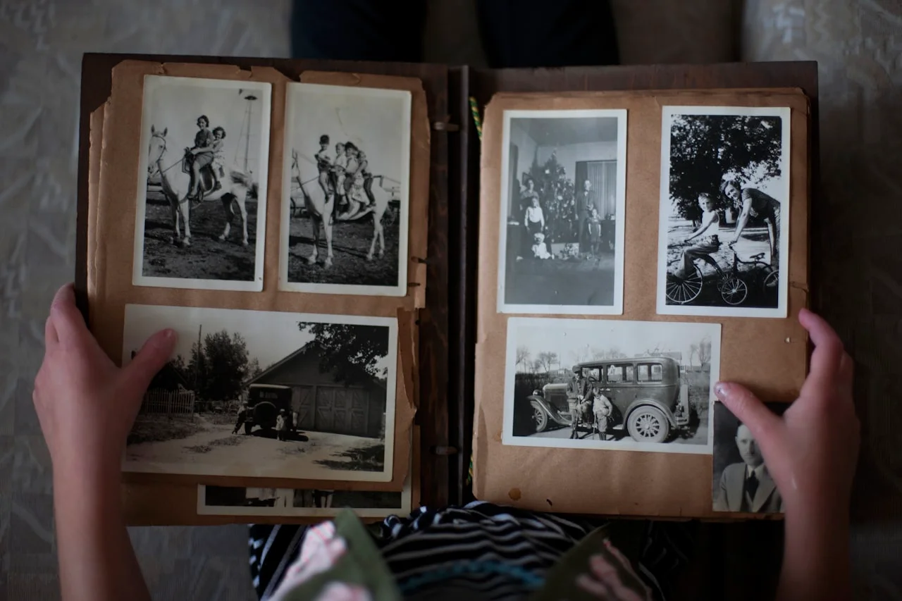 Klasičen družinski album z več fotografijami otroka iz različnih mesecev