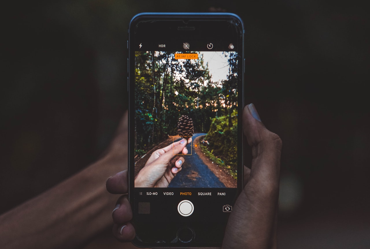 Telefon, ki prikazuje galerijo fotografij visoke ločljivosti