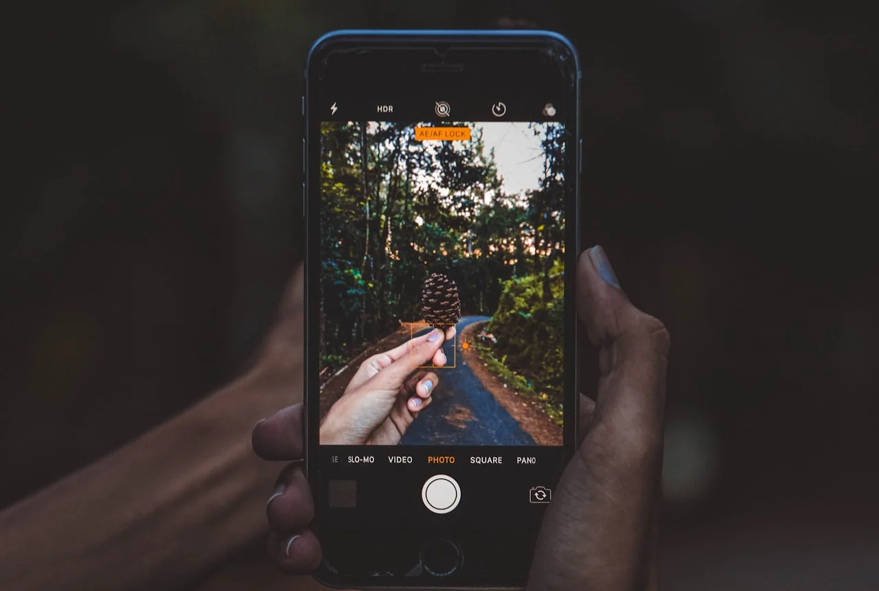 Telefon, ki prikazuje galerijo fotografij visoke ločljivosti