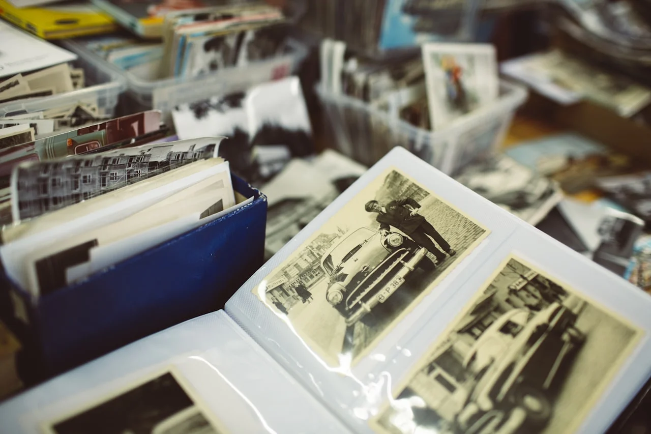 Tiskane fotografije s poroke razporejene v albumu