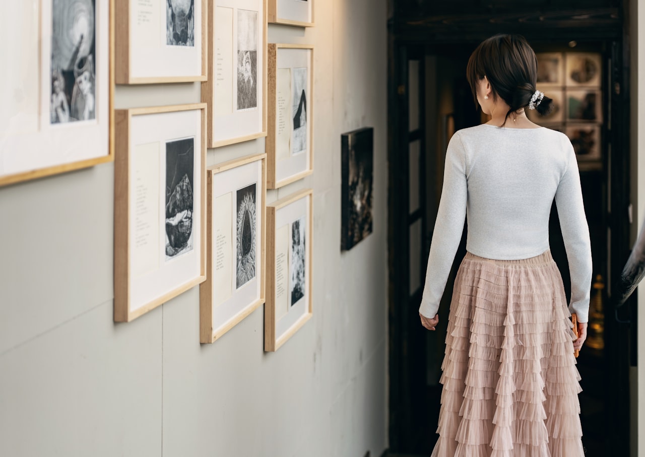 Stenska galerija z otroškimi fotografijami iz različnih let