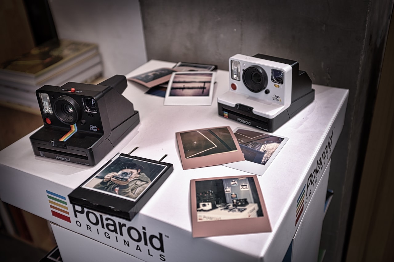Polaroidni fotoaparati in tiskane fotografije z belim robom