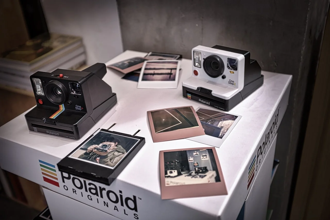 Polaroidni fotoaparati in tiskane fotografije z belim robom
