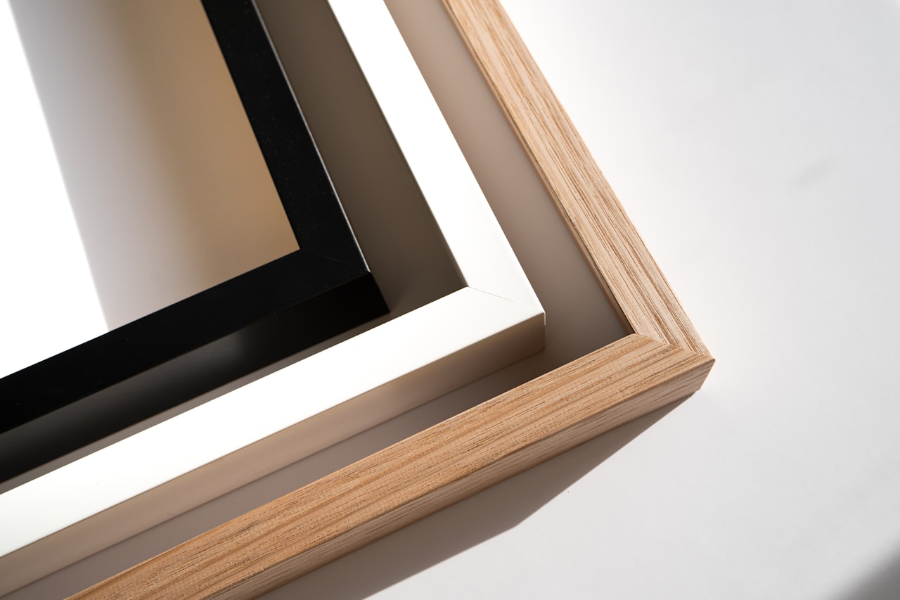 Trije sodobni okvirji za fotografije z minimalistično estetiko