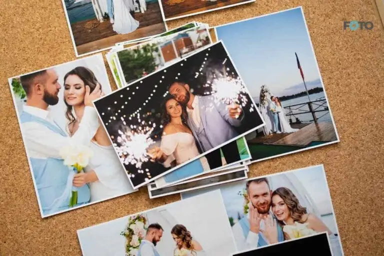Sveženj sijajno tiskanih poročnih fotografij z živimi barvami