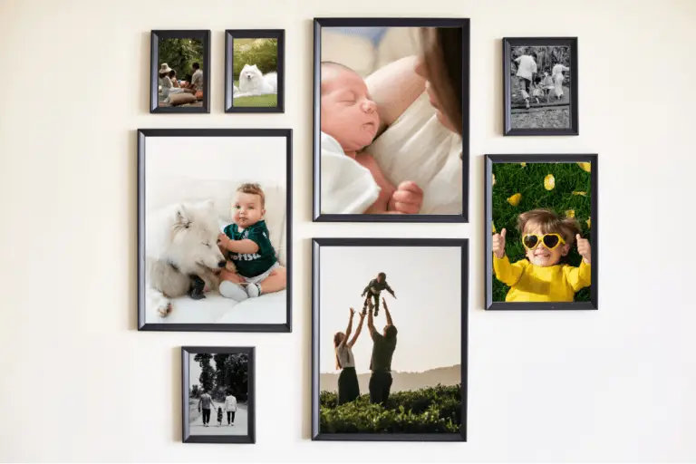 Galerijska stena s tiskanimi fotografijami v mat zaključku